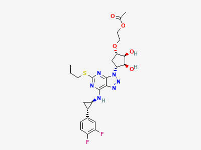 2-[[(1S,2S,3S,4R)-4-[7-[[(1R,2S)-2-(3,4-difluorophenyl)-cyclopropyl]amino]-5-(propylsulfanyl)-3H-[1,2,3]triazolo-[4,5-d]pyrimidin-3-yl]-2,3-dihydroxycyclopentyl]oxy]ethyl acetate Structure